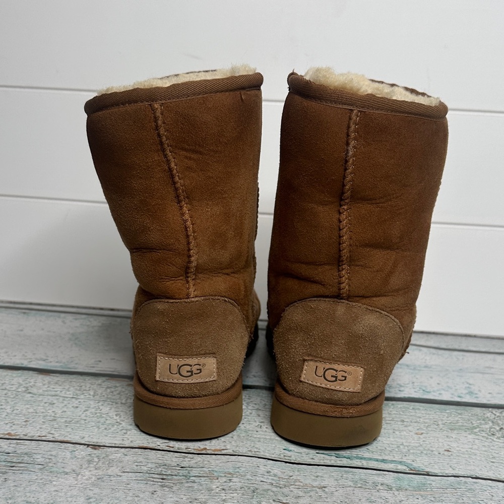 Cozy Brown UGG Classic Short II Shearling-Lined Boots Chestnut Size 9